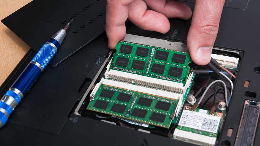 Ampliar la memoria RAM de una laptop no es difícil, pero debe consultarse con cuidado la compatibilidad.