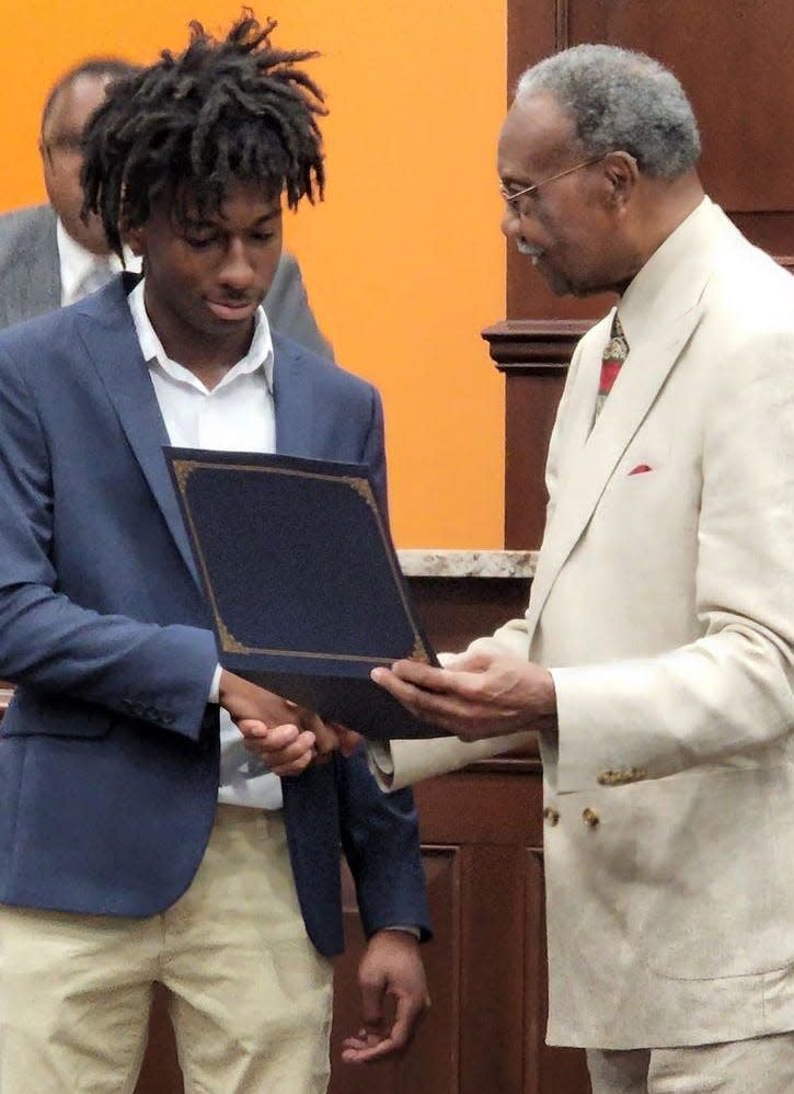 Corion Evans, 16, is presented a Certificate of Commendation by Moss Point, Miss. Mayor Billy Knight.