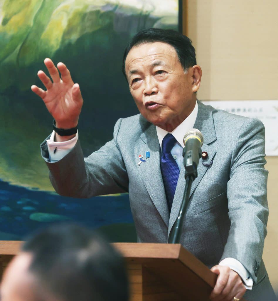 前日本首相麻生太郎率團訪台，8日在總統府表示，目前有逾2萬名日本人在台灣生活，台灣的和平與穩定對日本來說是極為重要的。(中央社)