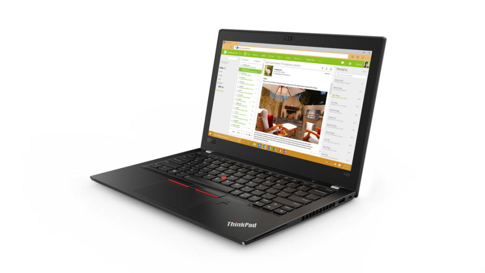 圖＼纖巧流線型設計的ThinkPad X280，取消過去的雙電池設計，創造出僅1.16公斤的輕薄機身，於外觀上維持一貫的「小黑」配色 。(Lenovo提供)