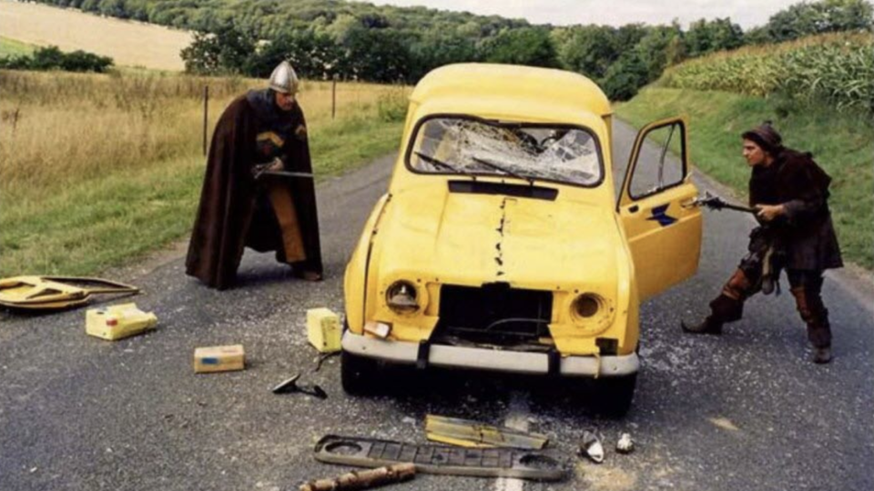 La destruction de la camionnette de la Poste dans Les Visiteurs