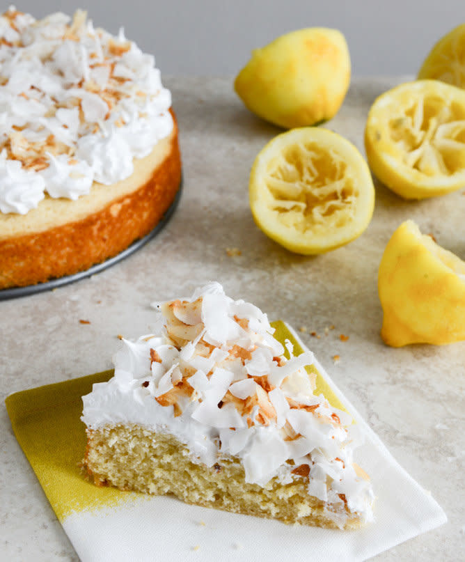 <strong>Get the <a href="http://www.howsweeteats.com/2013/03/easy-lemon-cake-with-marshmallow-frosting-toasted-coconut/" target="_blank">Easy Lemon Cake with Marshmallow Frosting recipe</a> from How Sweet It Is</strong>