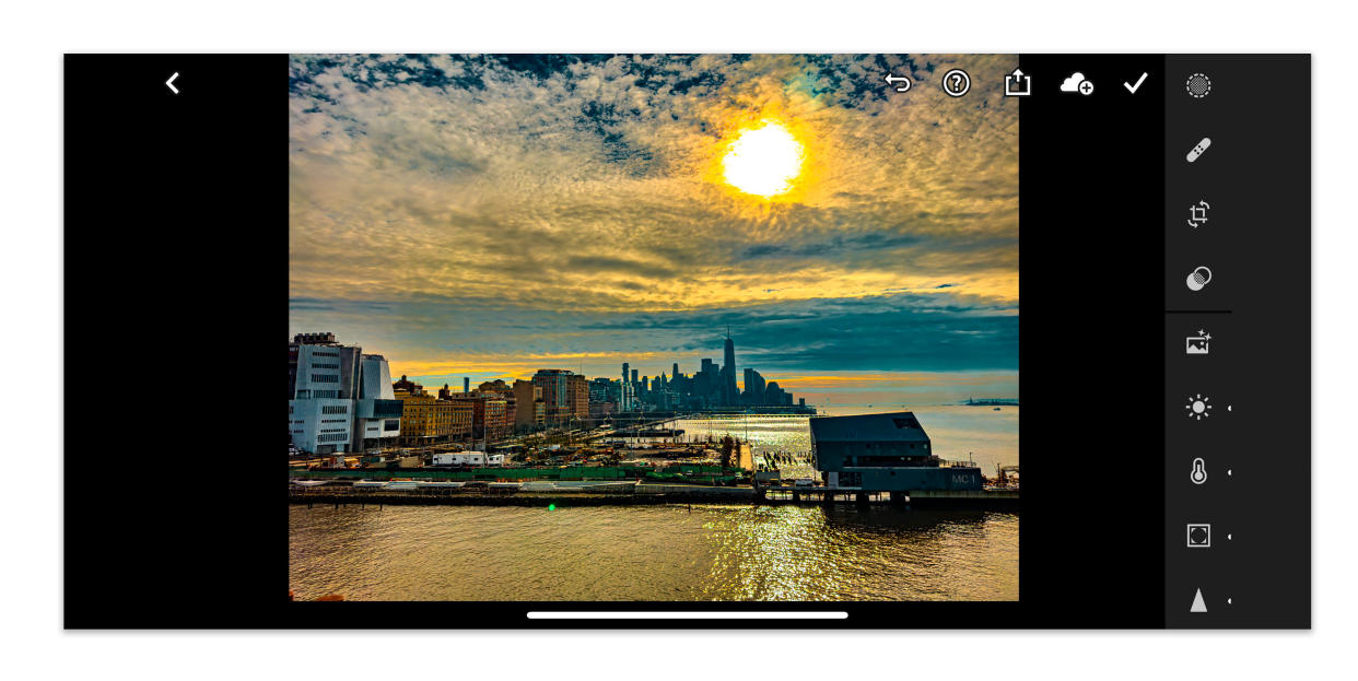 Una imagen mejorada del Bajo Manhattan capturada en el formato ProRAW de Apple con un iPhone 14 Pro Max y editada en Lightroom de Adobe, en el iPhone mismo. (J. D. Biersdorfer/The New York Times)

