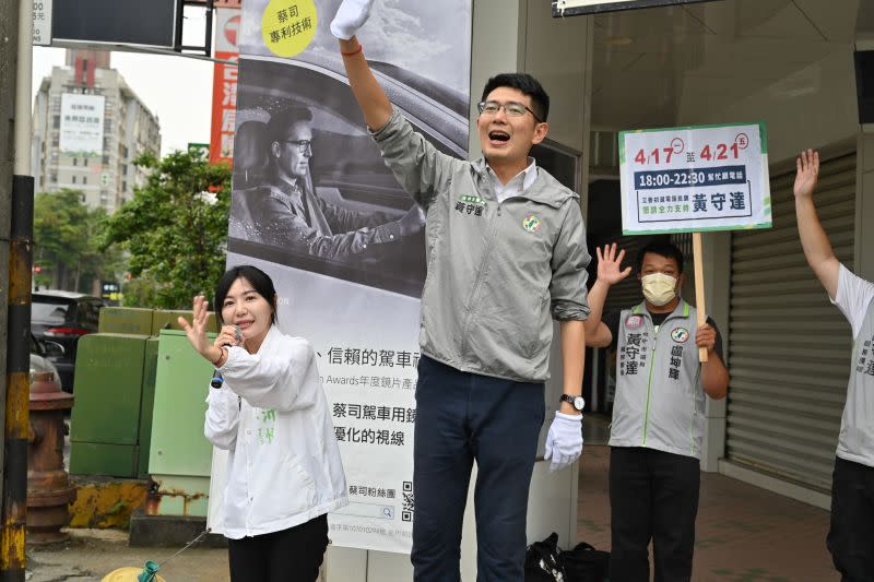 ▲黃守達邀請太陽花戰友台北市議員吳沛憶，陪他一起站路口。（圖／黃守達提供，2023.04.19）