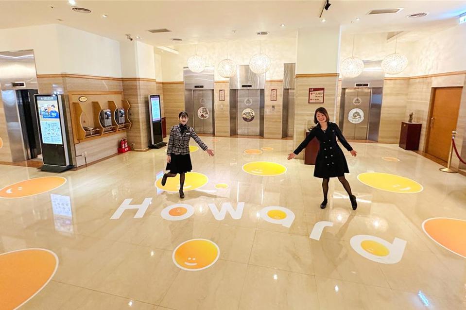 為了迎接超萌的黃色小鴨，高雄福華大飯店在1樓大廳及櫥窗也佈滿了溫暖的黃色笑臉佈置。圖／高雄福華大飯店提供