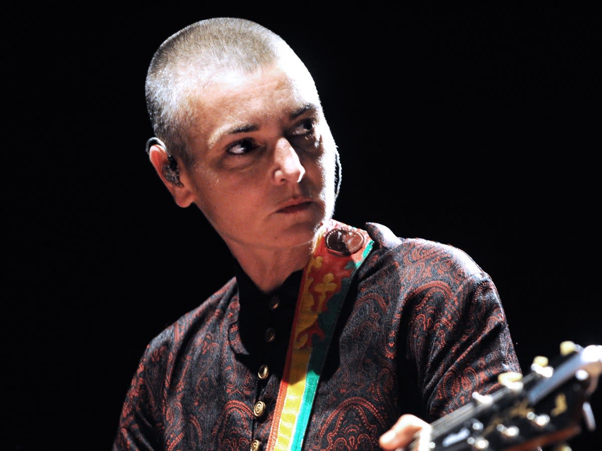 Sinead O'Connor actuando en 2013 (AFP via Getty Images)