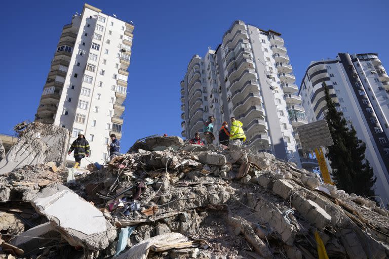 Equipos de emergencias buscan a personas entre los escombros de un edificio destruido en Adana, en el sur de Turquía, el martes 7 de febrero 