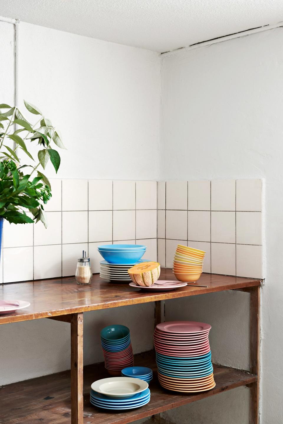 Dinnerware in retro hues.