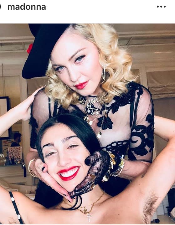 <p>Telle mère, telle fille ! Le 1er janvier 2018, Madonna nous souhaite une bonne année sur Instagram en posant avec sa fille qui a toujours été très fière d’exhiber ses poils. </p>