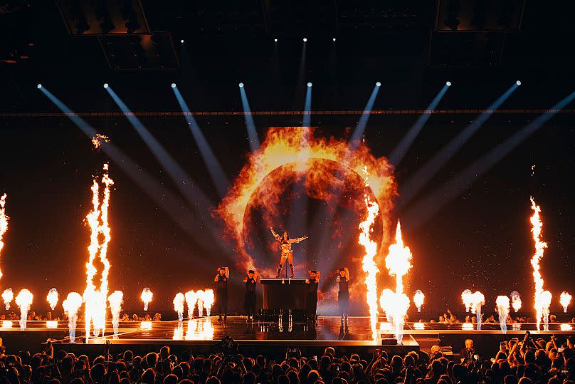 La georgiana Nutsa Buzaladze baila en medio del fuego interpretando su 'Firefighter' en la segunda semifinal de Eurovisión