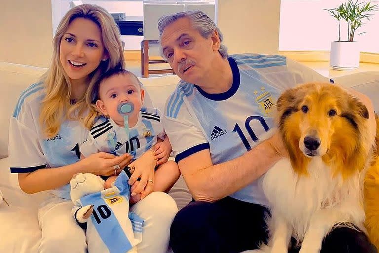 Fabiola Yañez, Alberto Fernández y el hijo de ambos, Francisco, viendo un partido de la selección argentina en el Mundial