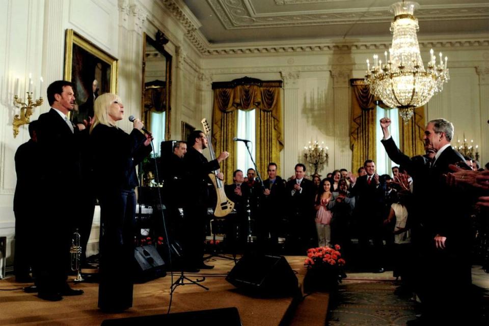 Willy Chirino y Lissette en la Casa Blanca en el 2008, frente a una audiencia presidida por el entonces presidente George W. Bush. Chirino cantó su himno ‘Nuestro día ya viene llegando’.