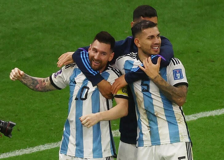 Foto del viernes de los futbolistas de Argentina Leandro Paredes y Lionel Messi celebrando tras tras la clasificación a semifinales