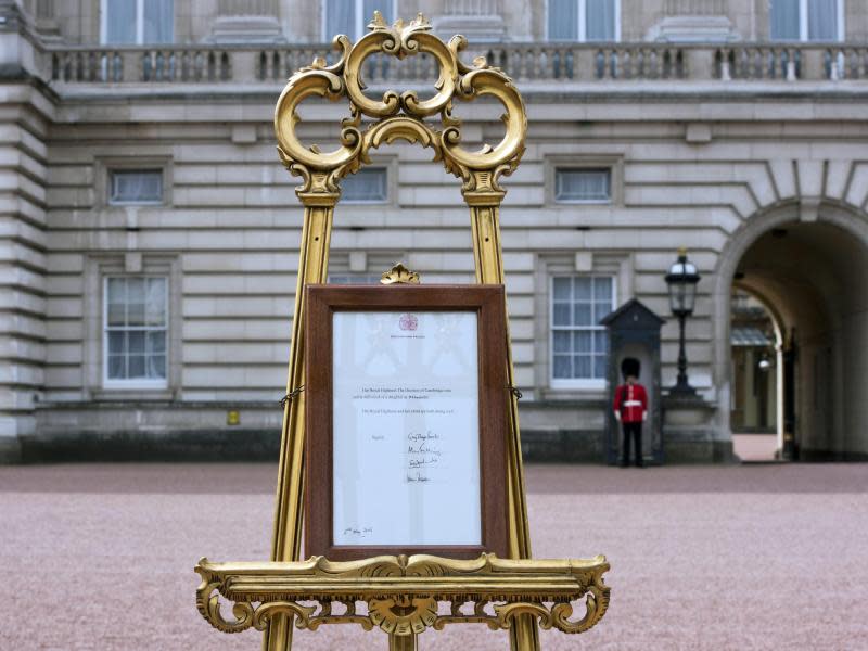 Im Hof des Buckingham Palastes in London wird die Geburt der kleinen Prinzessin angezeigt. Foto: Hannah Mckay