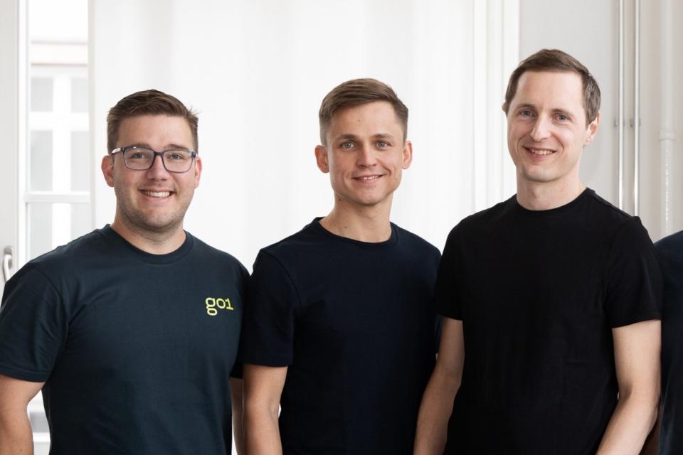 Von Berlin nach Down Under: Blinkist ist nun Teil von Go1, dem Startup von Andrew Barnes (links). Blinkist CEO Holger Seim (rechts) berichtet als COO künftig an Barnes, auch Mitgründer Tobias Balling (Mitte) bleibt an Bord. - Copyright: Blinkist