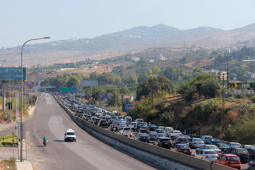 Los vehículos esperan en el tráfico en la ciudad de Damour, al sur de la capital, Beirut, el 24 de septiembre de 2024, mientras la gente huye del sur del Líbano, Israel anunció decenas de nuevos ataques aéreos contra bastiones de Hezbolá en el Líbano el 24 de septiembre, un día después de que 492 personas, incluidos 35 niños, murieran en el bombardeo más mortífero desde una guerra devastadora en 2006. (Foto de Ibrahim AMRO / AFP) (Foto de IBRAHIM AMRO/AFP vía Getty Images)