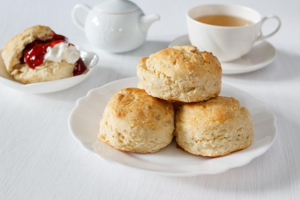 Gehören zum Tee dazu: Scones mit Clotted Cream und Marmelade (Bild: Getty Images)