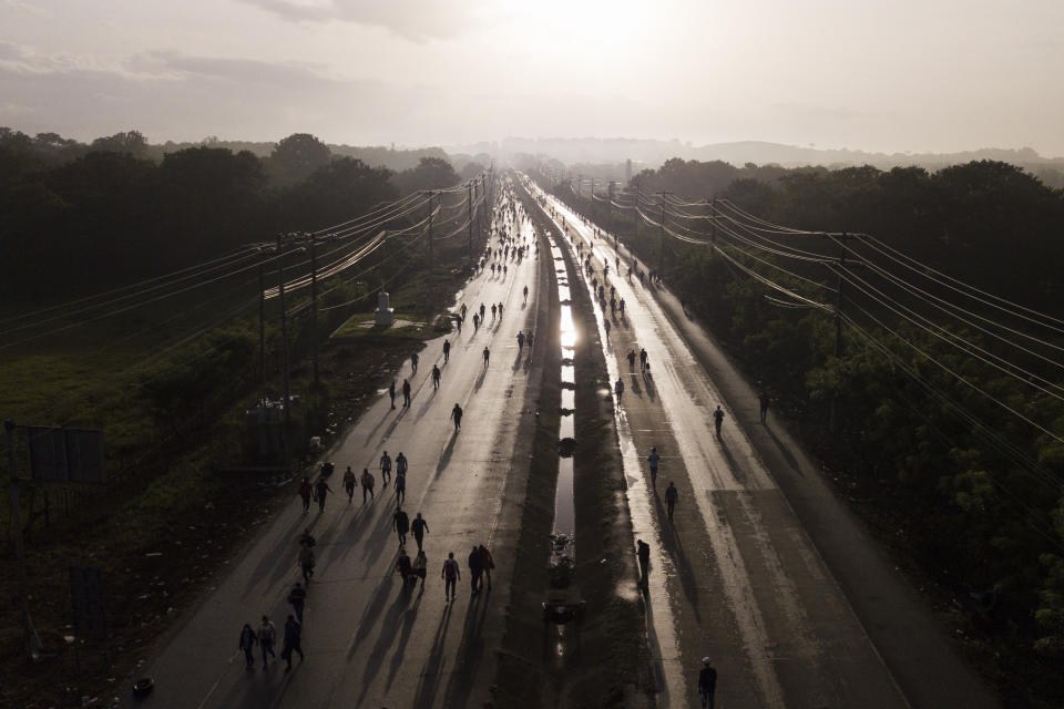 Los viajeros caminan a lo largo de la Carretera Panamericana debido a los bloqueos de carreteras establecidos por los manifestantes que protestan contra la inflación, especialmente el aumento de los precios del combustible, en Pacora, Panamá, la madrugada del miércoles 20 de julio de 2022. (Foto AP/Arnulfo Franco)