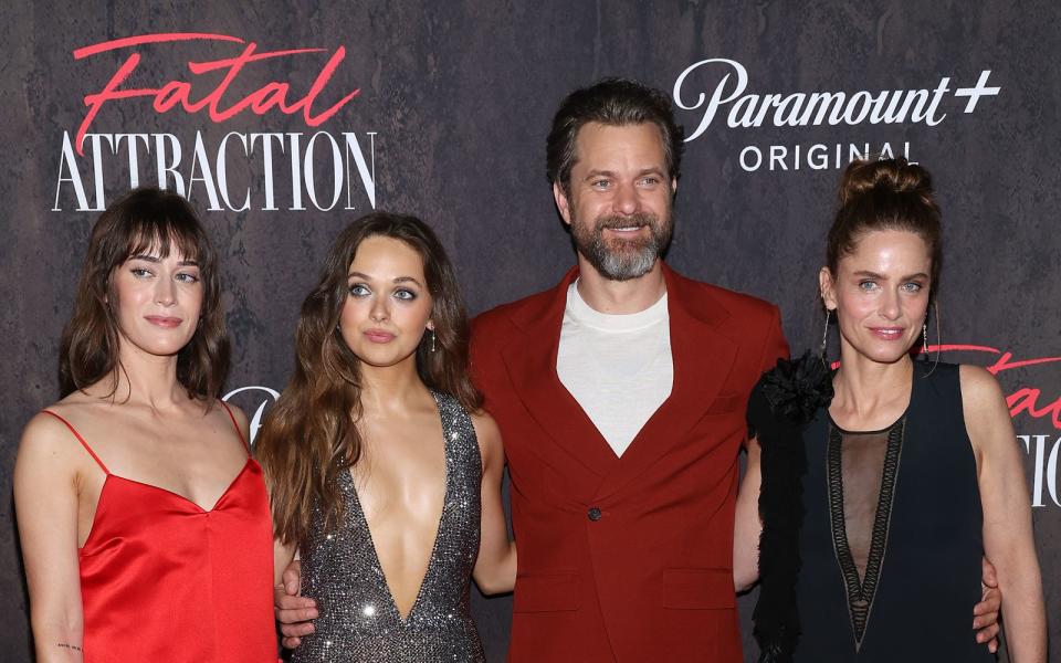 Lizzy Caplan (von links), Alyssa Jirrels, Joshua Jackson und Amanda Peet spielen die Hauptrollen in der Serien-Adaption "Fatal Attraction" (zu sehen auf Paramount+ und über Sky Q) des Filmklassikers von 1987. (Bild: 2023 Getty Images/Phillip Faraone)