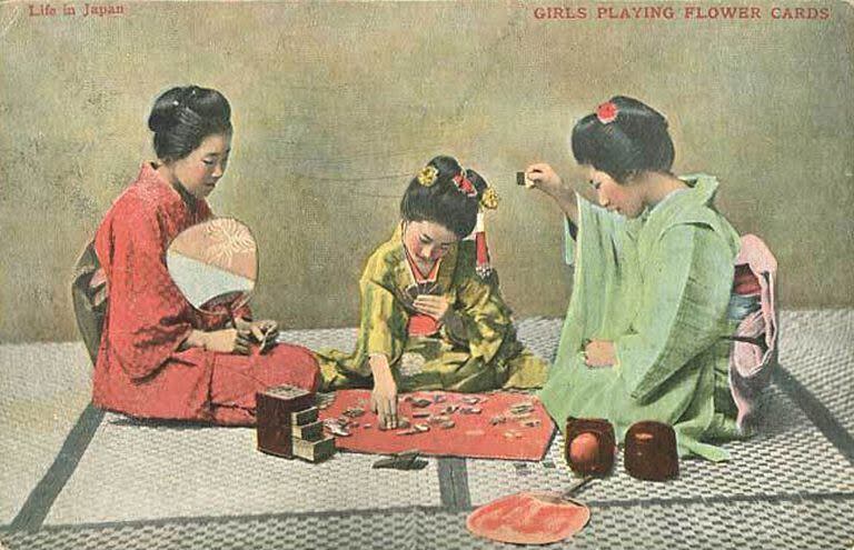 Mujeres japonesas jugando con las cartas Hanafuda de Nintendo