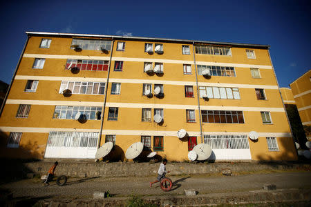 Children play within the Balderas condominium in Ethiopia's capital Addis Ababa, October 18, 2016. REUTERS/Tiksa Negeri