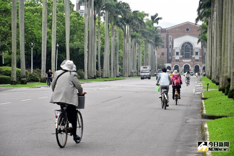 ▲台大廁所驚爆偷窺，女子如廁心驚驚。（圖／NOWnews攝影中心）