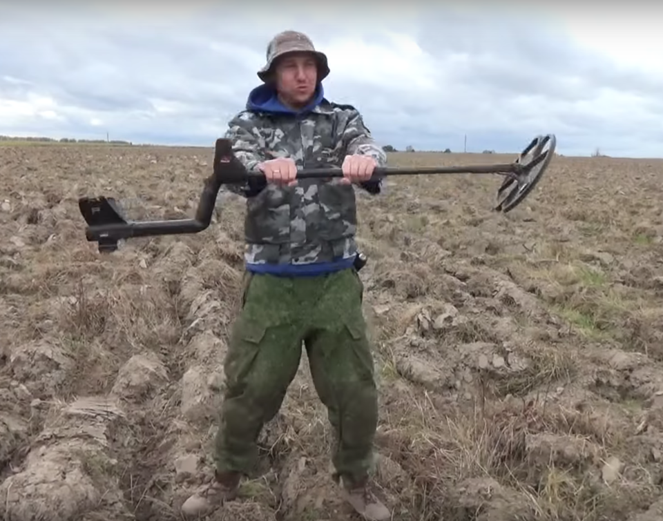 <em>Another clip features a treasure hunter and his metal detector (Picture: YouTube/ЧЕ КОПАТЬ!!! Дима и Кристина)</em>