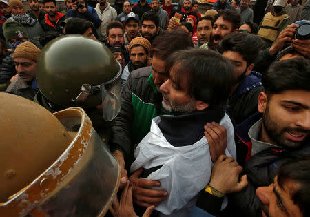 Indian police officers try to detain Mohammad Yasin Malik, Chairman of Jammu Kashmir Liberation Front (JKLF), a separatist party, during a protest march in Srinagar December 17, 2018. REUTERS/Danish Ismail