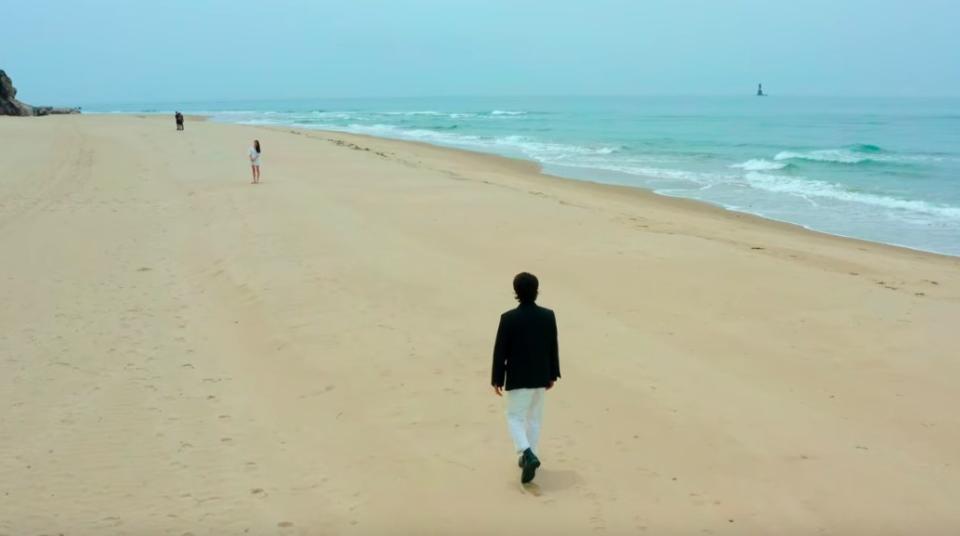 Si-hun walks down the beach towards Su-min and Ji-a