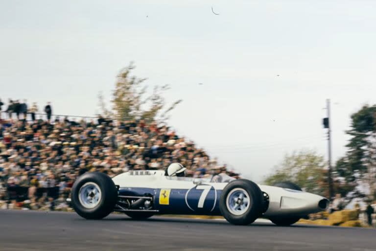 Blanco y azul y compitiendo por North American Racing Team: así de rara fue la participación del Ferrari de John Surtees en los grandes premios de Estados Unidos y México de 1964, temporada en que el inglés se coronó campeón vestido de azul.
