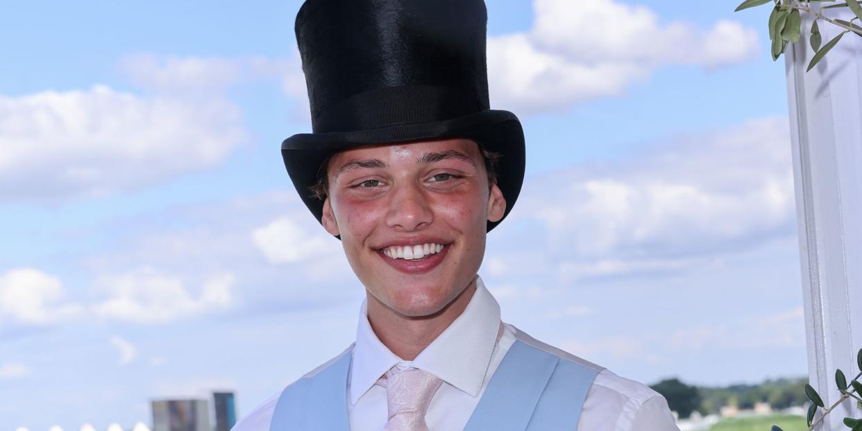 bobby brazier wears a pale blue waistcoat, pink tie and a black top hat at royal ascot racecourse