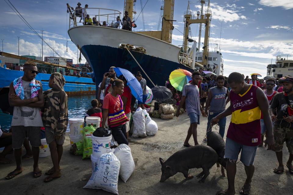 Pasajeros llegan al puerto de Honiara, Islas Salomón, el 12 de agosto de 2022. (Matthew Abbott/The New York Times)
