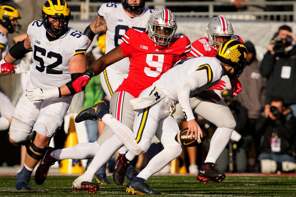 Ohio State defensive end Zach Harrison pursues Michigan quarterback J.J. McCarthy.
