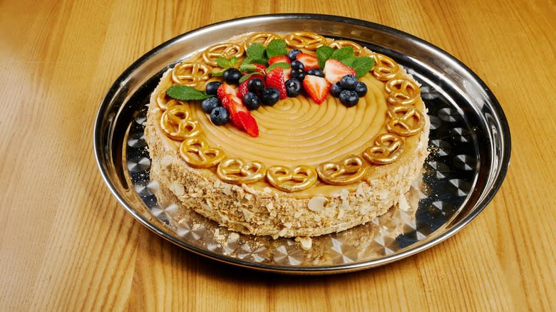 Cream pie with pretzels and berries