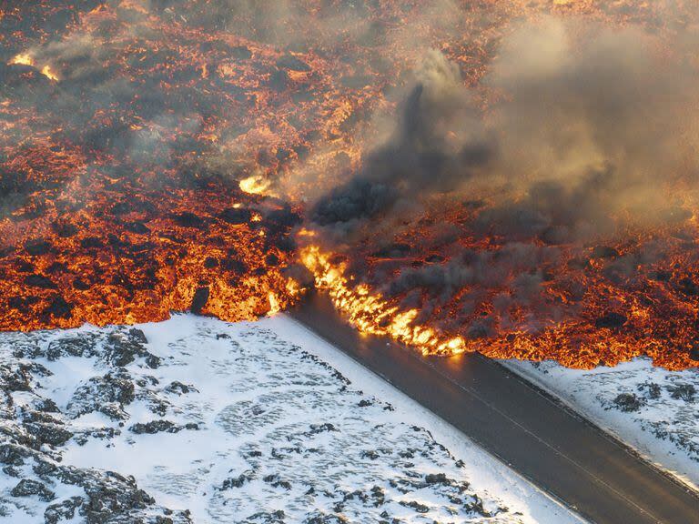 El avance de la lava en un camino cerca de Grindavik, Islandia, tras la erupción de un volcán. (AP/Marco Di Marco)