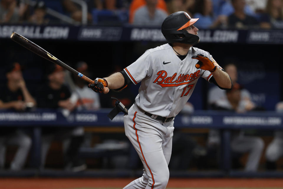 Colton Cowser, de los Orioles de Baltimore, observa su elevado de sacrificio ante los Rays de Tampa Bay, en la décima entrada del juego disputado el jueves 20 de julio de 2023 (AP Foto/Scott Audette)