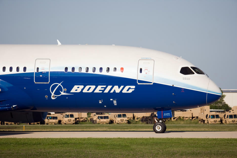 Regionalno letališče Wittman, Oshkosh, Wisconsin: Boeing 787 vzleti na vzletno-pristajalno stezo na letalskem salonu Air-Venture.