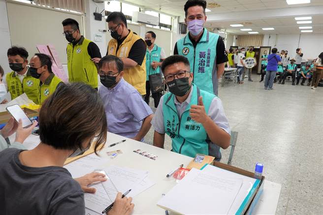 鄉鎮市長部分共有40人登記，民進黨籍洪宗楷（右一）登記參選台東市長。（蔡旻妤攝）