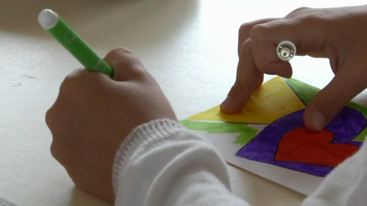 Un enfant dessine pour la fête des mères. - RMC