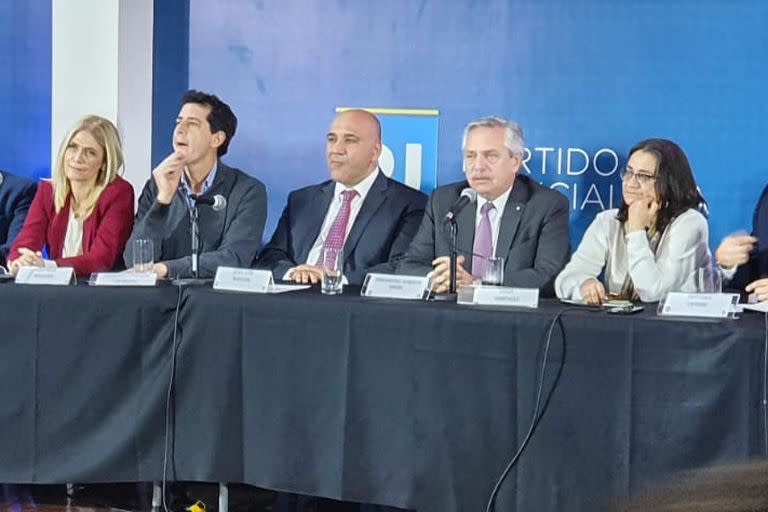 El presidente Alberto Fernández, en el centro de la mesa que conduce la reunión del PJ