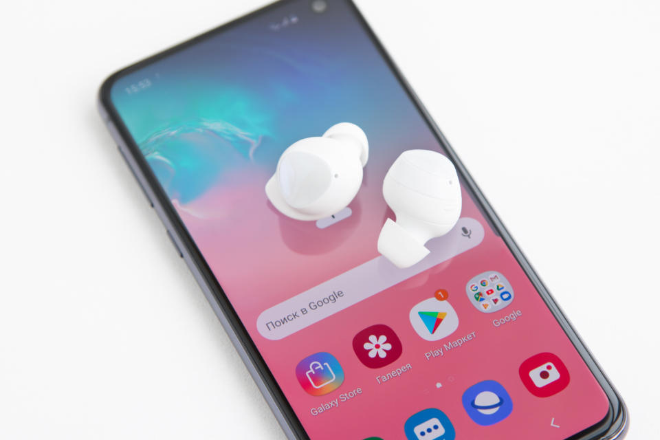 Los Galaxy Buds pueden cargarse de forma inalámbrica tanto con la serie de teléfonos Galaxy S10 como con los nuevos Galaxy S20. Foto: Getty Images. 