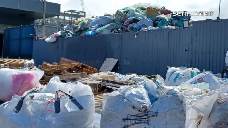 清運業者很頭疼，高市拒收垃圾後處理費節節攀升，更有業者表示廢棄物堆積到滿出來。
