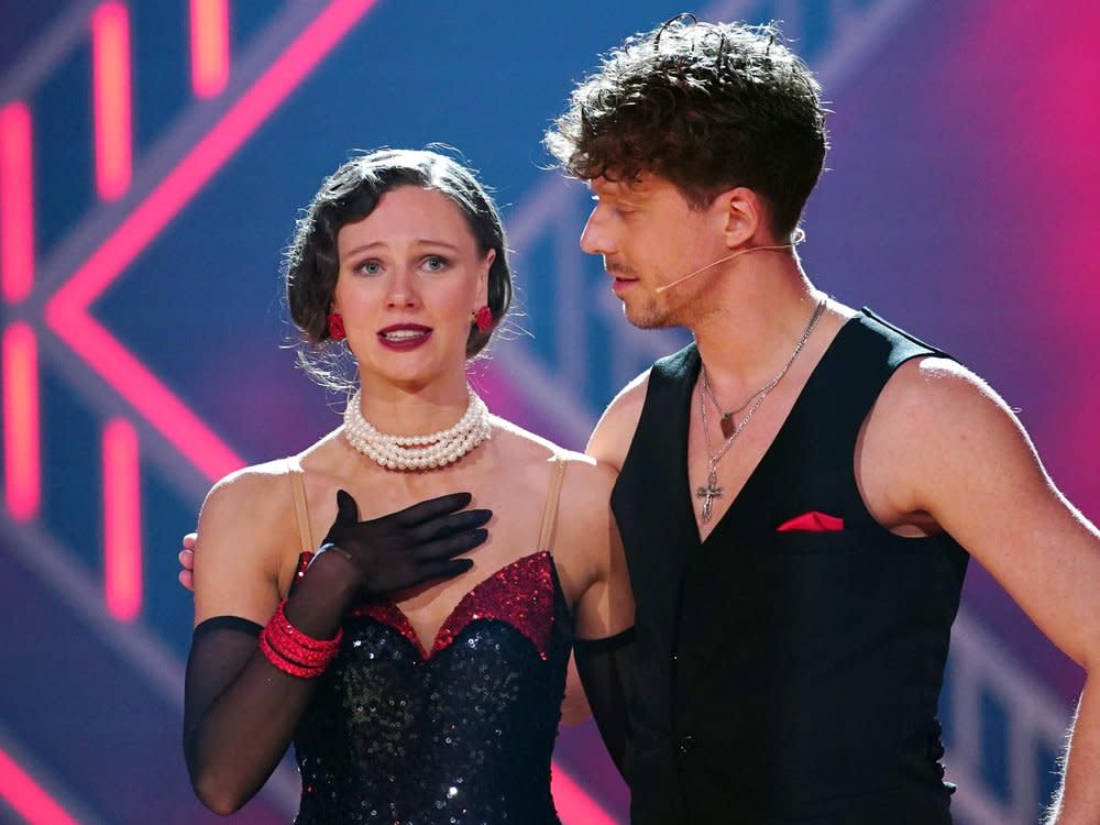 Tränenreicher Abschied: Ann-Kathrin Bendixen und Valentin Lusin sind bei "Let's Dance" ausgeschieden. (Bild: RTL / Stefan Gregorowius)