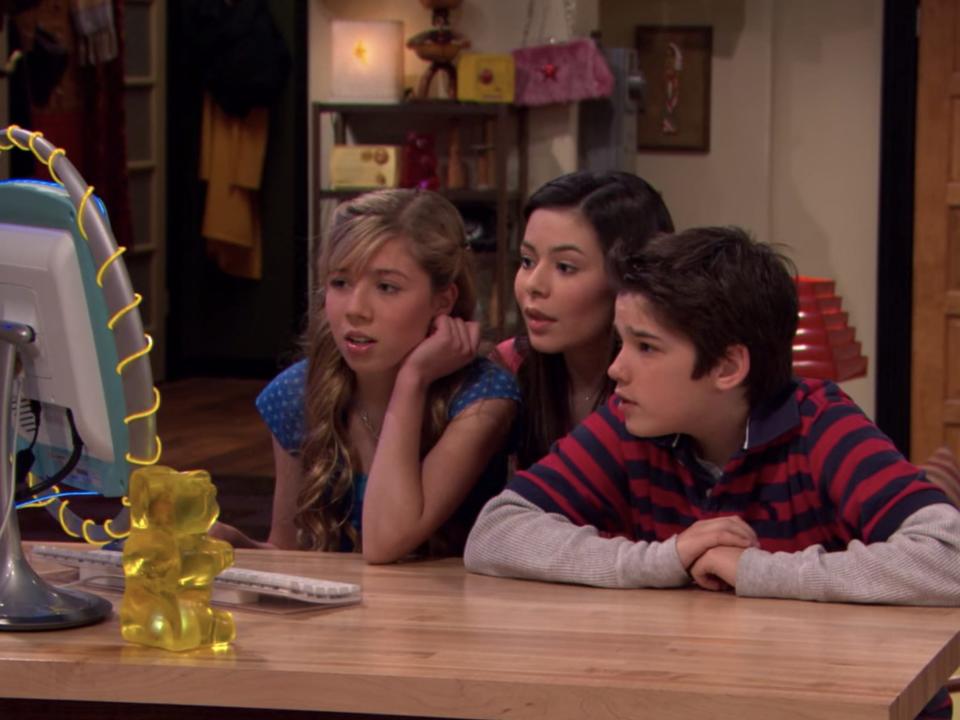 Jennette McCurdy, Miranda Cosgrove, and Nathan Kress in season one of "iCarly."