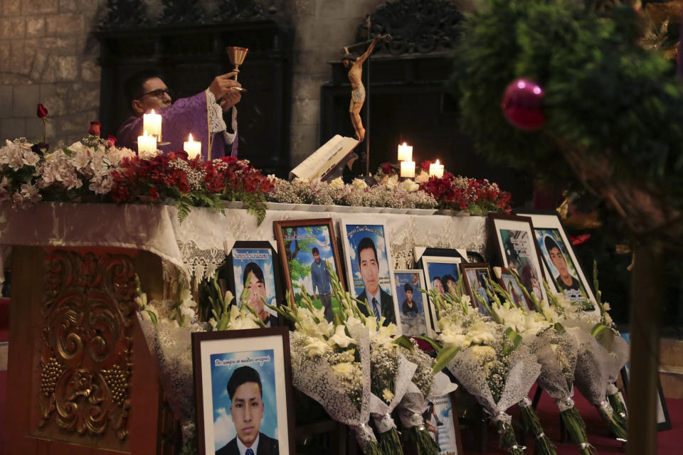 Un cura celebra una misa tras un altar cubierto de imágenes de las personas que murieron asesinadas hace un año durante las protestas contra el gobierno en Ayacucho, Perú, el viernes 15 de diciembre de 2023. La Comisión Interamericana de Derechos Humanos y el Alto Comisionado de Derechos Humanos de la ONU han requerido al gobierno peruano que investigue las denuncias de uso excesivo de la fuerza pública en las protestas de hace un año que dejaron 49 civiles muertos. (AP Foto/Silvio La Rosa)