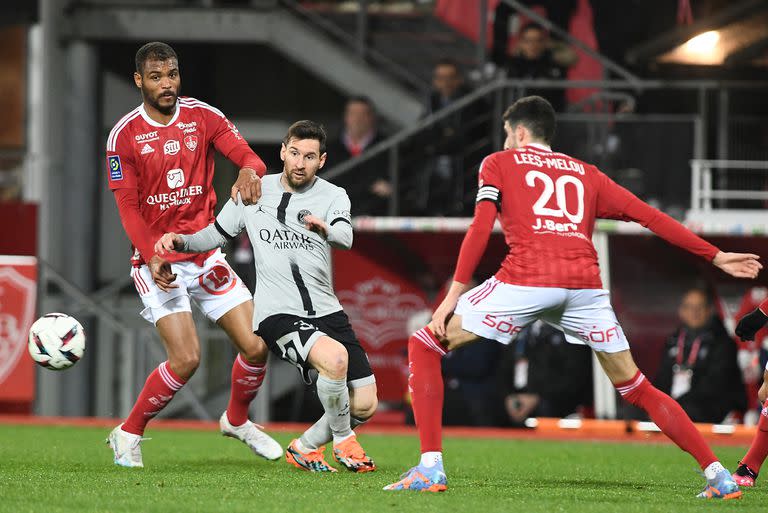 Lionel Messi en acción este sábado, durante el partido entre Paris Saint-Germain y Brest; el argentino negocia la extensión de su contrato, que tiene vigencia hasta junio.