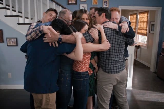 <p>ABC</p> The cast of 'Modern Family' in the finale, 'Finale'