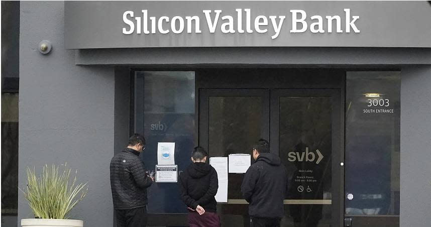 矽谷銀行近日宣布倒閉。圖為民眾看著銀行門外的標誌。（圖／達志／美聯社）