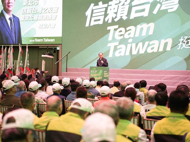 游錫堃致詞時強調明年的選舉決定台灣未來的方向，走錯可能直接到斷崖。(黃敬文攝)