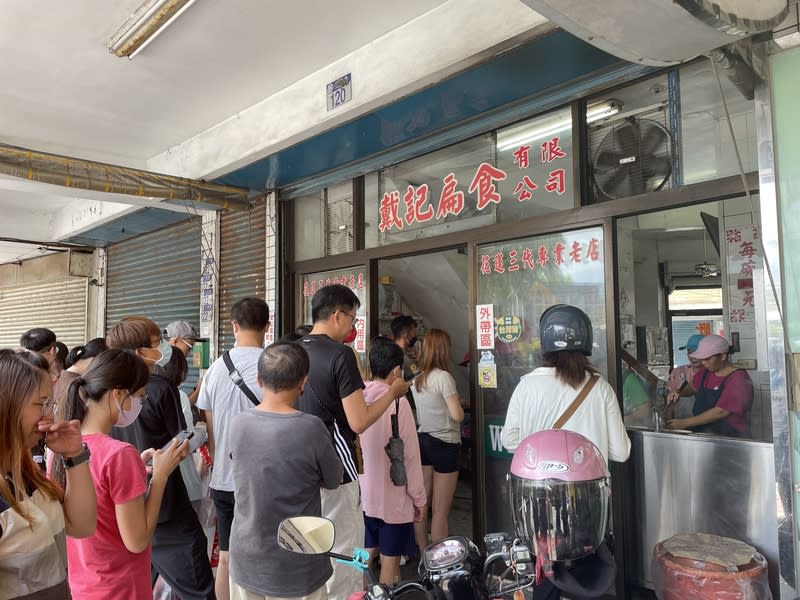 花蓮老字號小吃「戴記扁食」將歇業，消息傳出後，不少遊客及在地人特別前來品嚐，29日店門外大排長龍。中央社記者張祈攝 112年7月29日